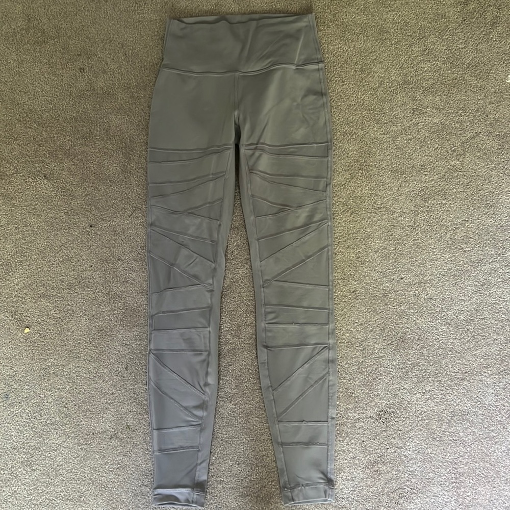 Lululemon mesh leggings size 6